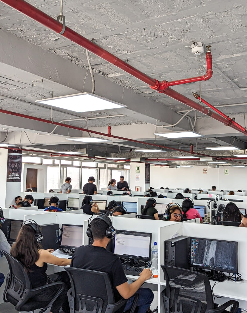 Equipo de asesores de venta trabajando en el call center de Llama Perú